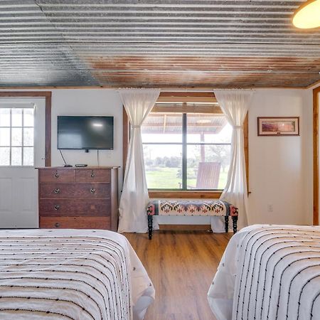Delightful Carmine Studio On Farm Near Round Top! Exterior photo