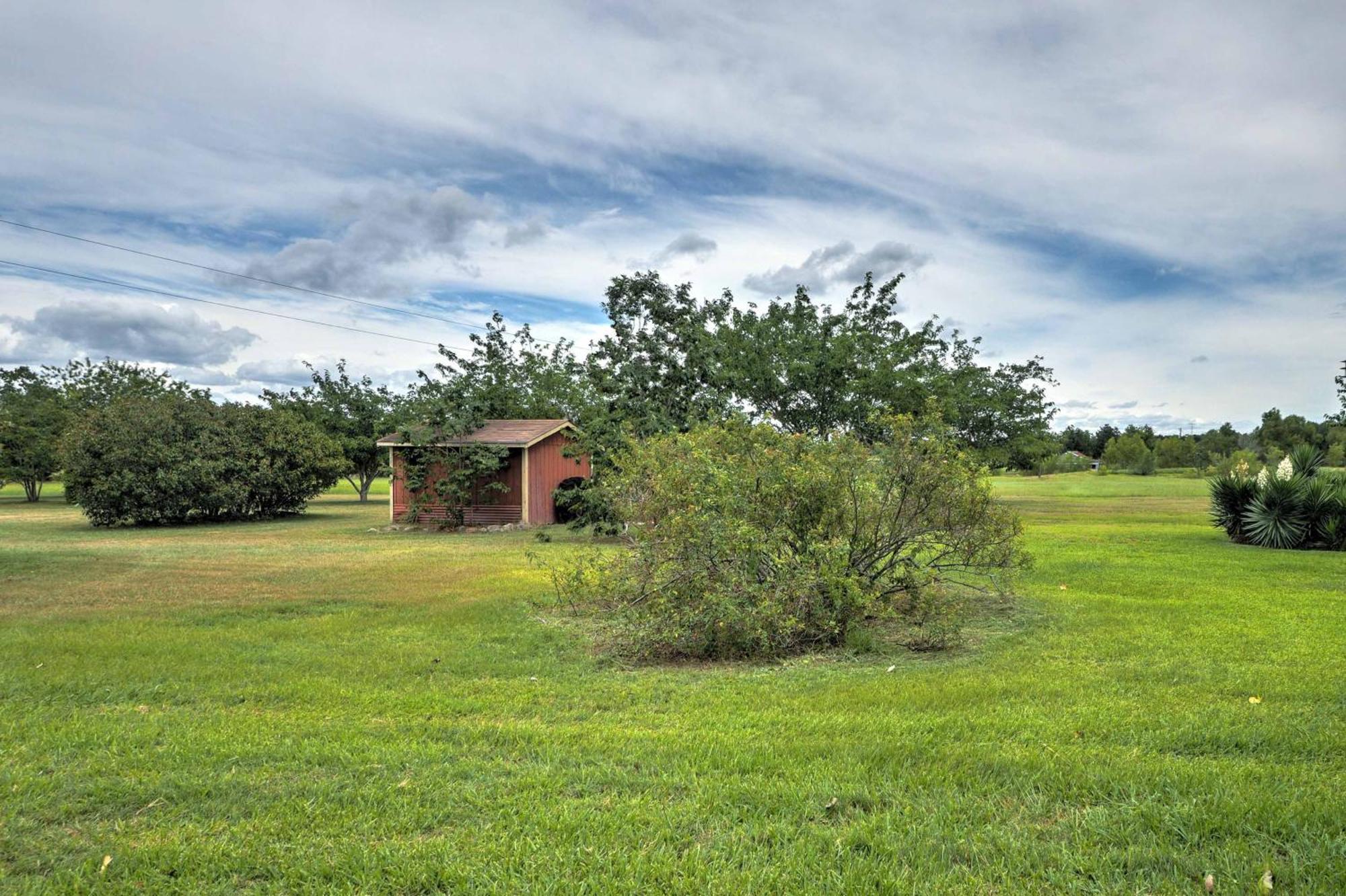 Delightful Carmine Studio On Farm Near Round Top! Exterior photo