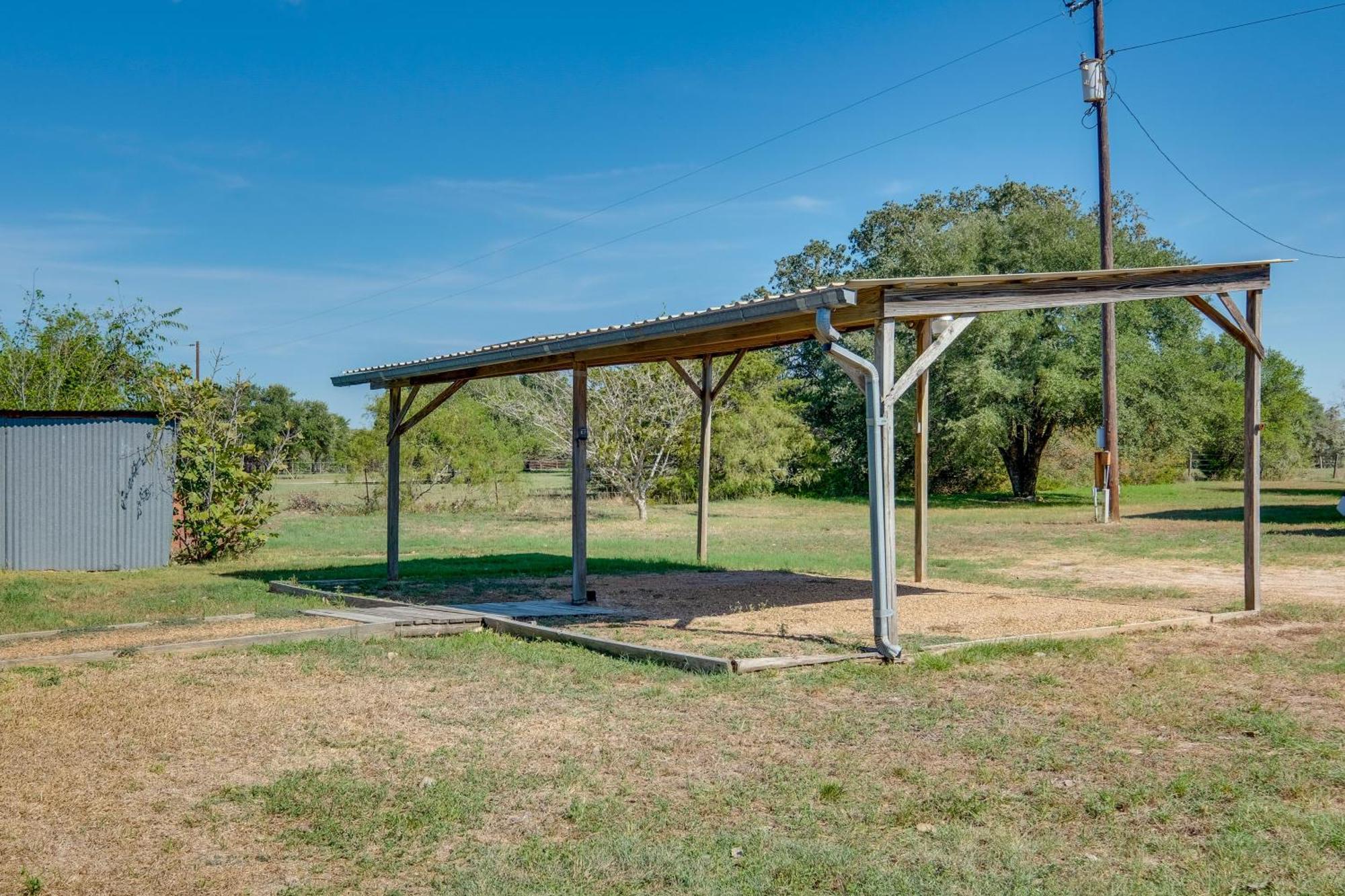 Delightful Carmine Studio On Farm Near Round Top! Exterior photo
