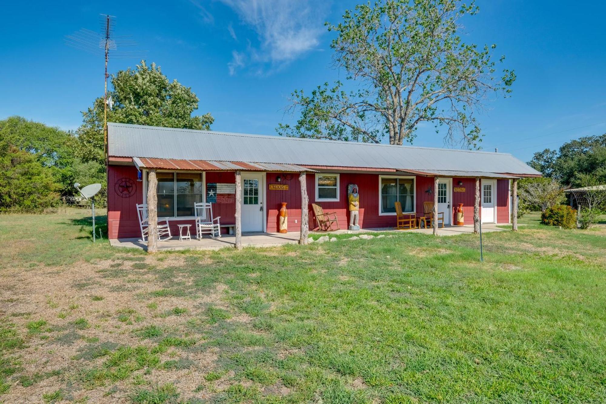 Delightful Carmine Studio On Farm Near Round Top! Exterior photo